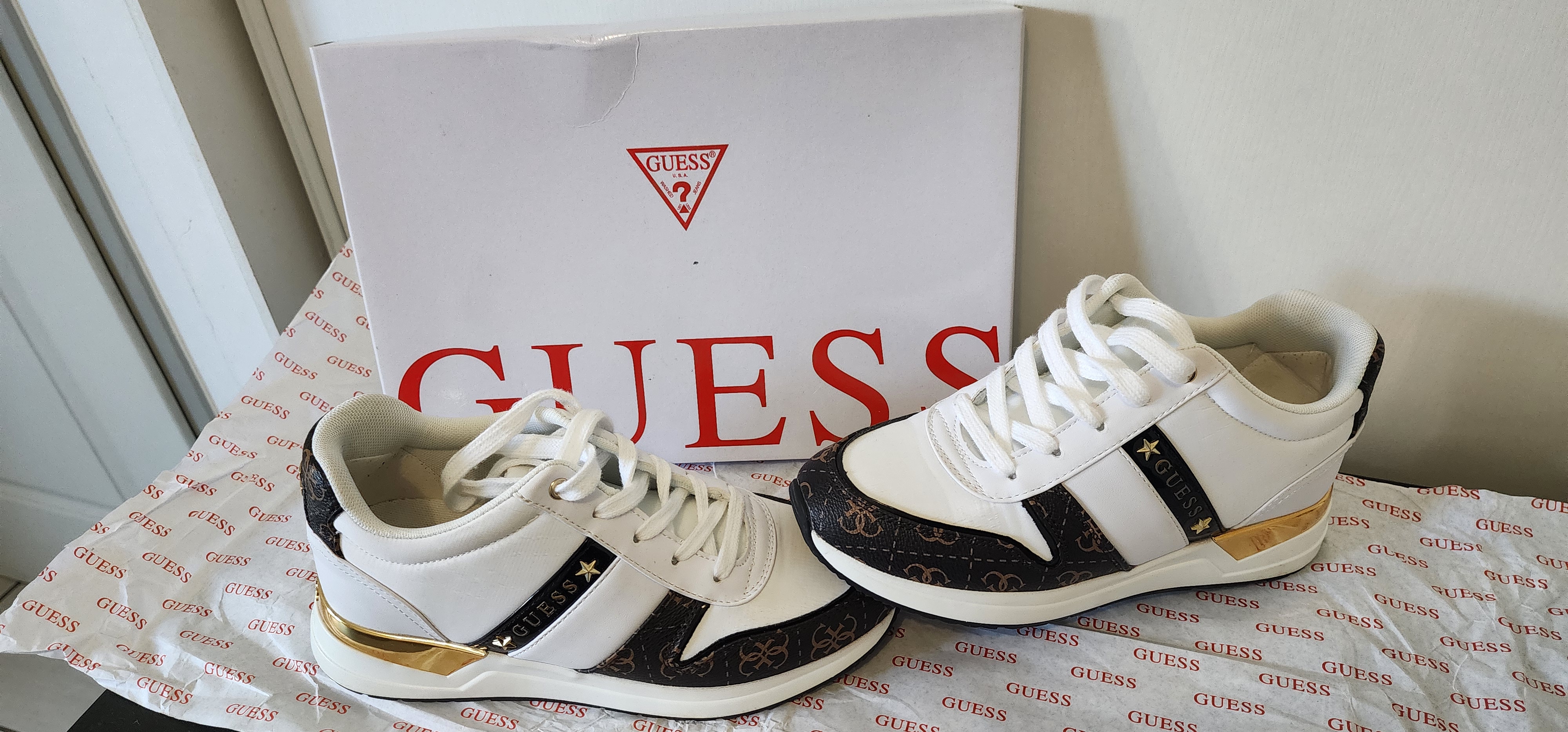  Baskets Guess neuves taille 38 avec boîte